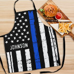 Tablier Agent de police BBQ personnalisé Ligne Bleue Mince<br><div class="desc">Jeu de police - Etats-Unis Drapeau américain design en couleurs Police Drapeau, design en détresse. Ce tablier de police personnalisé est parfait pour les anniversaires, Noël, les cadeaux de retraite de la police ou la fête des pères pour votre policier. Parfait pour tous les policiers, les agents de la force...</div>