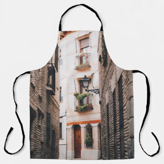 TABLIER ALLÉE EN BÉTON GRIS PENDANT LA JOURNÉE