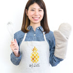 Tablier Ananas tropical d'or au nom blanc<br><div class="desc">Un ananas tropical moderne couleur faux or. Arrière - plan blanc. Script de style manuscrit noir et modèle pour votre nom ou texte.</div>