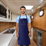 Tablier Ancrage bleu marine or nom personnalisé nautique<br><div class="desc">Arrière - plan bleu marine et une fausse ancre d'or comme décor. Modèle pour un nom,  écrit avec une police de corde de style maritime,  des lettres d'or.</div>