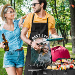 Tablier Arche photo moderne | Meilleur papa Apron<br><div class="desc">Cette photo d'arc moderne conçu tablier est le cadeau parfait pour les papas, les papilles et les grands-pères cette fête des pères! Doté d'une photo élégante en forme d'arc et d'une police de script élégante. Les tailles et la couleur des styles de police peuvent être modifiées en cliquant sur le...</div>