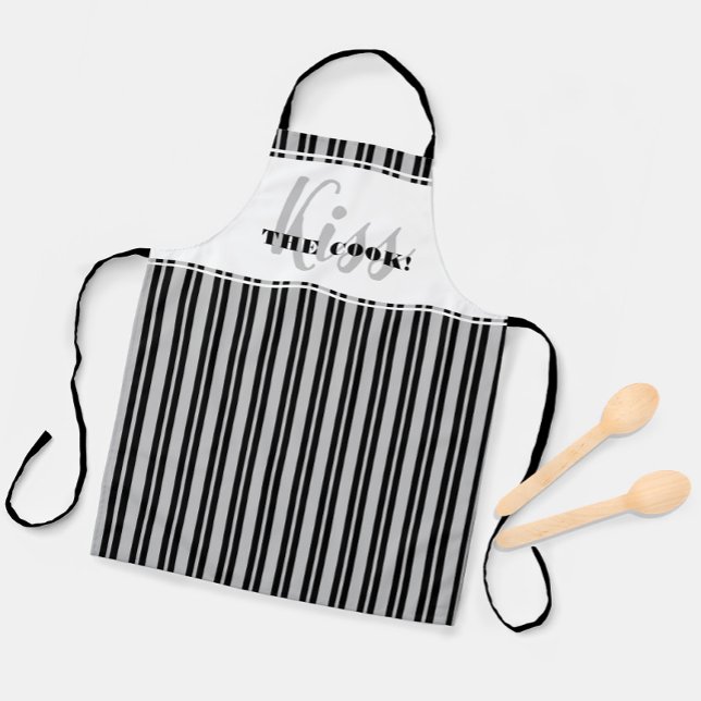 Tablier Baiser Drôle Le Cuisinier Humour Moderne Blanc Noi (Funny Kiss The Cook Modern Humor Black White Gray Apron)
