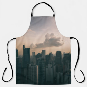 TABLIER BÂTIMENTS DE LA VILLE SOUS LE CIEL NUAGE PENDANT 