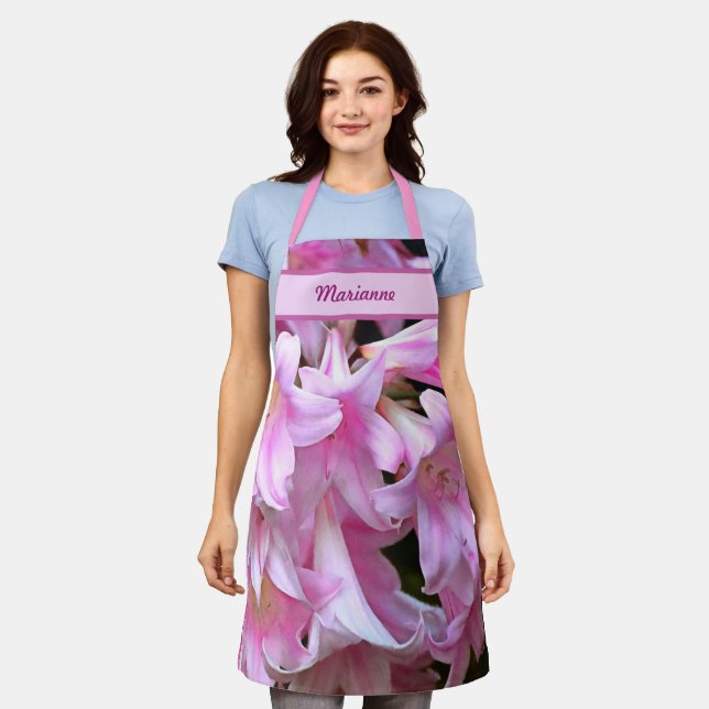 Tablier Belle Belladonna Amaryllis rose avec nom (Porté)