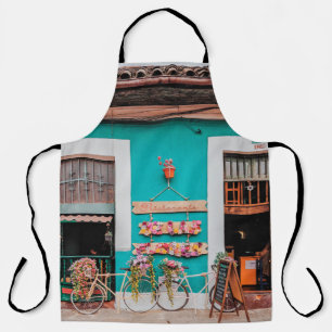 TABLIER BICYCLETTE BLANCHE PARKÉE AU BORD DE BÉTON PEINTÉ 