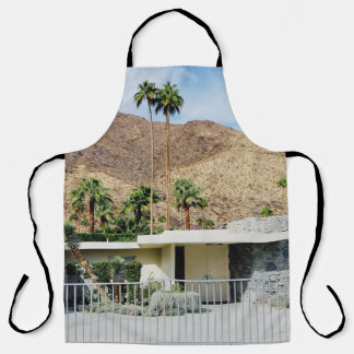 TABLIER BLANC EN BOIS PRÈS DU PALMIER VERT EN JOURNÉE