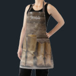 Tablier Botte de cowboy de l'Ouest Monogramme de grange ru<br><div class="desc">Ce tablier rustique et amusant comprend deux bottes de cowboy et un mur de cabine en rondins avec des lampes à cordes. Pour les amateurs d'occident ou de cheval. Portez-le dans la cuisine ou la grange. Créé par Simply Farmhouse Press ; photo de Melanie Mauer sur Unsplash.</div>