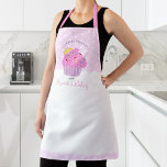 Tablier Boulangerie de Cupcake Rose Douce Cute Amusante De<br><div class="desc">Voici une façon merveilleuse d’ajouter au plaisir de la cuisson. Ajoutez un éclat supplémentaire à vos aventures culinaires chaque fois que vous portez ce tablier élégant, sophistiqué, simple et moderne. Un cupcake rose étincelant et une typographie manuscrite avec script superposent des pois blancs sur un arrière - plan rose pastel...</div>