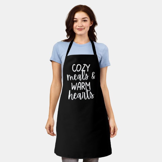 Tablier Cadeau de femme noir « Repas confortables & Cœurs  (Porté)
