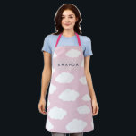 Tablier Cadeaux de nuages roses de Monogramme personnalisé<br><div class="desc">Cadeaux De Nuage Rose Fille Cute Personnalisés Monogramme. La motif utilise une douce palette de couleurs pastel. Les nuages sont principalement dans les tons doux de blanc avec des accents subtils de rose pastel. Les nuages sont moelleux et arrondis, avec des tailles variées pour créer un look naturel et dispersé....</div>