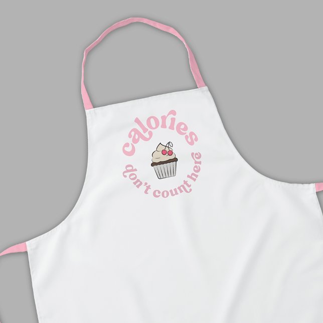 Tablier Calories ne comptent pas ici Pink Cake Baker drôle (Modern white and pink cupcake apron design with retro font that reads 'Calories Don't Count Here')