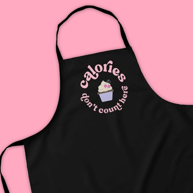 Tablier Calories ne comptent pas ici Pink Cake Baker drôle (Modern black and pink baker & dessert enthusiast apron design with fun retro font and cupcake design)
