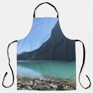 TABLIER CANOES MULTICOLORES MOUILLÉS DANS UN QUAI AU LAC