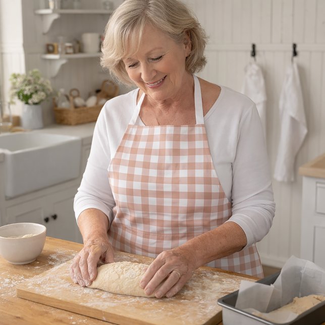 Tablier Carreaux Gingham Rose et Blanc Motif de Campagne (An apron with a blush pink and white gingham pattern.)