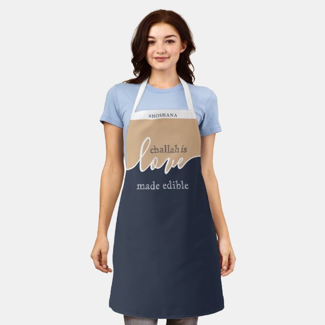 Tablier Challah est l'Amour rendu Comestible NAVY TAN Écri (Porté)