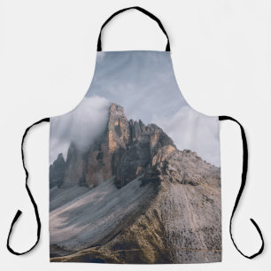 TABLIER CHAMP ET VUE MONTAGNE SOUS LE CIEL BLANC ET BLEU