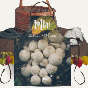 Tablier Champignons de la boule blanche parmi les feuilles