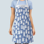 Tablier Chat blanc Personnalisé bleu<br><div class="desc">Amusants petits chats blancs sur un arrière - plan bleu,  parfait pour les amoureux des animaux. Modifiez le nom pour customiser.</div>