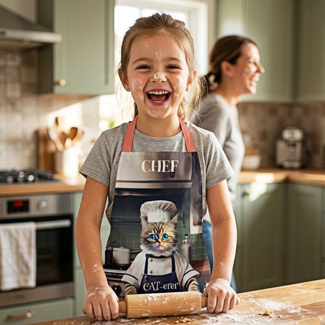 Tablier Chat Mignon Chef Traiteur Drôle (A cute chef caterer apron featuring a funny kitty trying to make a mess of the kitchen)
