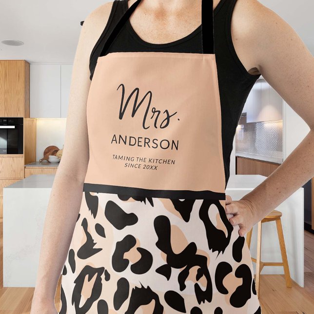 Tablier Cheetah Imprimer Taming Cuisine rose Chic Noir Fun (funny apron newlywed bride bachelorette bridal gift christmas birthday mom personalized animal print)