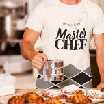 Tablier Chef principal nom du vérificateur noir blanc pers<br><div class="desc">Carrelage géométrique en mosaïque sur tablier élégant en noir, blanc et gris foncé avec un look masculin et un script de typographie MASTER CHEF audacieux. Vous pouvez le personnaliser avec votre nom. Il peut s'agir d'un cadeau sympathique pour un amoureux de la cuisine ou un chef cuisinier - mari, ami,...</div>