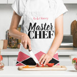 Tablier Chef principal nom du vérificateur rouge noir pers<br><div class="desc">Tapis de style mosaïque géométrique imprimé sur un tablier élégant en corail rouge, blanc et noir avec un script MASTER CHEF en gras. Vous pouvez le personnaliser avec votre nom. Il peut s'agir d'un cadeau sympathique pour un amoureux de la cuisine ou un chef cuisinier - mari, ami, fiancé ou...</div>
