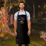 Tablier Chef Rustique moderne MEILLEUR PÈRE JAMAIS Personn<br><div class="desc">Un tablier barbecue "BEST DAD EVER" personnalisé par un cool rétro,  dans un style typographique logo avec le nom du père et le casquette d'un chef. Un cadeau de Fête des pères ou un cadeau d'anniversaire unique pour le père qui aime le barbecue. C'est la version noire.</div>