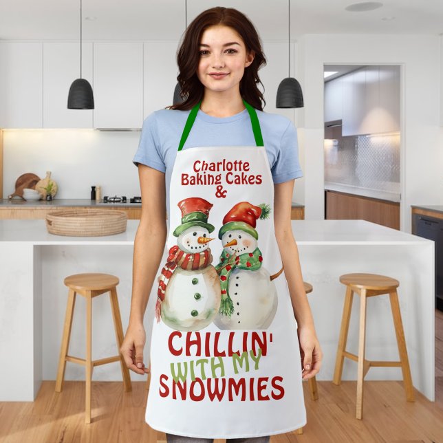 Tablier Chillin avec mes neiges Snowman Personnalisé (Chillin With My Snowmies Snowman Personalized Apron from Ricaso. A fun winter themed apron for chef)