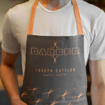 Tablier Ciseaux en cuivre barbier motif barbier gris<br><div class="desc">Tablier styliste de barbier personnalisé avec logo de script de typographie faux cuivre gras et avec le nom et le titre du barbier sur ciseaux gris foncé motif arrière - plan.            Parfait pour un look professionnel homme salon.</div>