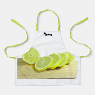 Tablier Citrons jaunes tranchés sur la planche à découper 