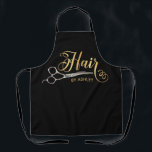 Tablier Coiffeur noir et or Nom du salon<br><div class="desc">Coiffeur noir & or Nom du salon tablier noir. Caractéristiques du design Calligraphie ''Cheveux'' en or,  paire de ciseaux de coiffure argent sur un arrière - plan noir. Personnalisez avec un nom ou un nom de salon.</div>