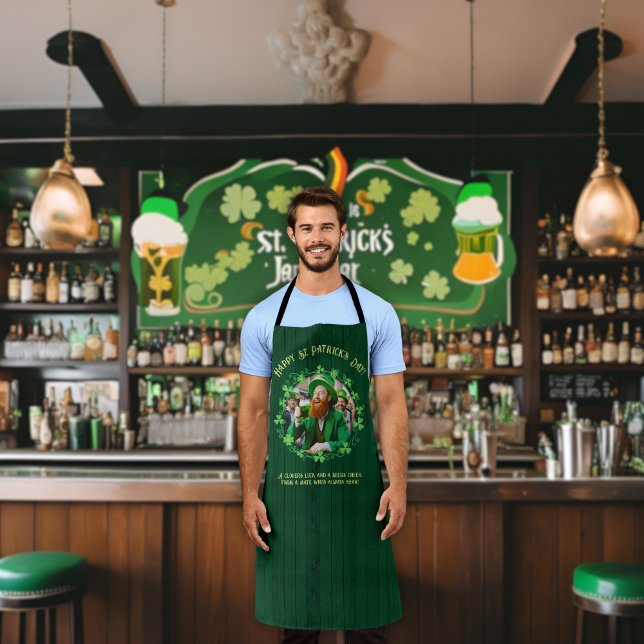 Tablier Compagnie de la bière et du trèfle (A man wearing a "Clover & Beer Companionship Apron" stands at the bar. )