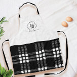 Tablier Cuisine BlackPlaid Personnalisée Whisk & Stand Mix<br><div class="desc">Tablier de cuisine moderne, minimaliste et élégant, sur mesure et noir plaid & coeurs. Le design présente un design typographique mignon avec un nom personnalisé "Cuisine" et un mixer stand de boulanger graphique avec un whisk et une cuillère en bois. Un motif de coeur mignon et un motif en plaid...</div>