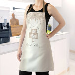 Tablier Cuisine boulangerie Pâtisserie Chef Parties scinti<br><div class="desc">Voici une façon merveilleuse d’ajouter au plaisir de la cuisson. Ajoutez un éclat supplémentaire à vos aventures culinaires chaque fois que vous portez ce tablier élégant, sophistiqué, simple et moderne. Un gâteau scintillant à champagne or 2 couches, script de calligraphie typographie manuscrite et gouttes de parties scintillant superposent un arrière...</div>
