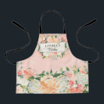 Tablier Cuisine florale pêche jolie personnalisée<br><div class="desc">Ce beau design présente un bouquet de fleurs roses et pêche avec une verdure luxuriante. Personnalisez facilement le nom. Cela fait un excellent cadeau pour tout âge ! C'est également un excellent cadeau pour une fête de mariage !</div>