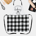 Tablier Cuisine sur mesure, boulangerie Buffalo Plaid<br><div class="desc">Faites de ce magnifique tablier votre propre en ajoutant votre propre texte en haut et en bas. Conception avec un magnifique script "Bakery" en calligraphie manuscrite, whisk d'oeufs décoratifs et épingle à rouler et à damiers buffle noir et blanc plaid motif sur la partie centrale et la partie inférieure. Super...</div>