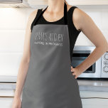 Tablier Cuisinier Baker personnalisé<br><div class="desc">Ajoutez une touche personnelle à votre cuisine grâce à cet élégant tablier gris qui présente la citation minimaliste "Saveurs en cours" en typographie blanche. Parfait pour les cuisiniers, les cuisiniers, les boulangers et les amateurs de cuisine, ce tablier peut être personnalisé avec votre nom ou le nom de votre choix,...</div>