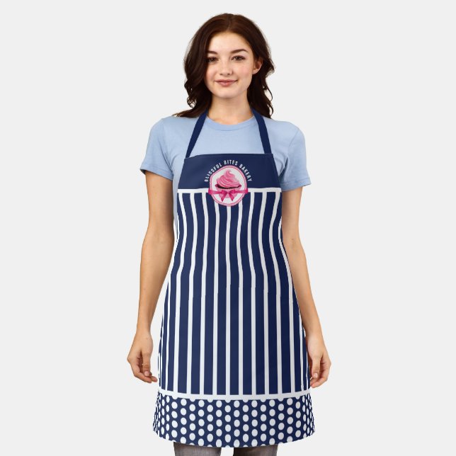 Tablier Cupcake rose Courbé Texte Marine Bleu Grilles Boul (Porté)
