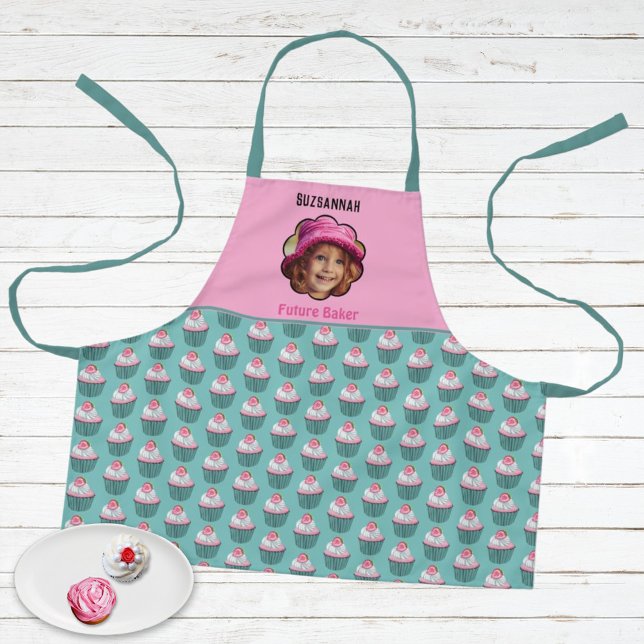 Tablier Cupcakes Scalloped Nom du Modèle photo personnalis (Fun custom photo and cupcake pattern kids apron design with personalized text. )