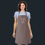 Tablier Custom Year Vintage 40th Birthday Limited Edition<br><div class="desc">L'année personnalisée Vintage 40th Birthday Limited Edition Apron est la façon parfaite de célébrer un anniversaire marquant dans le style. Ce tablier en édition limitée présente un design vintage classique et intemporel, avec une année audacieuse et proéminente de votre choix affichée sur le devant en lettres de tonalité boho super....</div>