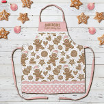 Tablier Cute Rose Noël Cookie Baking Crew<br><div class="desc">Un motif de biscuits de pain d'épice de Noël décore ce tablier de pâtisserie de biscuits de Noël. Personnalisez-le avec votre nom. Tellement amusant pour la cuisine de Noël ! Bordure de tablier a un motif pois rose et blanc avec ric rac. Fait un cadeau amusant pour Noël. Conçu pour...</div>