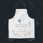 Tablier de cuisine<br><div class="desc">Apportez une touche de spiritualité et de style à votre cuisine avec notre tablier unique "Je suis le sel de la terre". Ce tablier allie l'élégance du design floral avec une citation inspirante, pour transformer vos moments de préparation culinaire en un acte de beauté et de foi. Avantages : Un...</div>