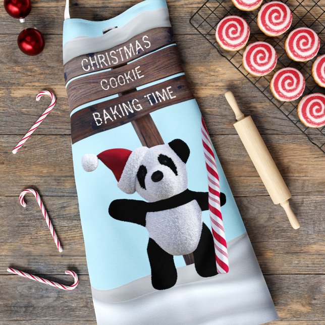 Tablier de cuisson de biscuits de Noël au panda mi (A cute panda bear standing in front of a North Pole wooden sign. Change the text on this apron!)