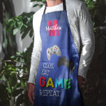 Tablier d'impression entièrement personnalisé pour<br><div class="desc">Le tablier parfait Gamers avec un arrière - plan de pixel bleu,  deux contrôleurs de console et le dire drôle "Cuire,  Manger,  Jeu,  Répéter". Personnalisez en ajoutant un monogramme de leur nom et de leur origine. Grand cadeau pour les maris,  petits amis,  papas et frères.</div>