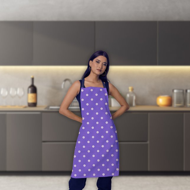 Tablier Dotty Delft Purple (A woman in a Dotty Delight Purple apron is standing in the kitchen. )
