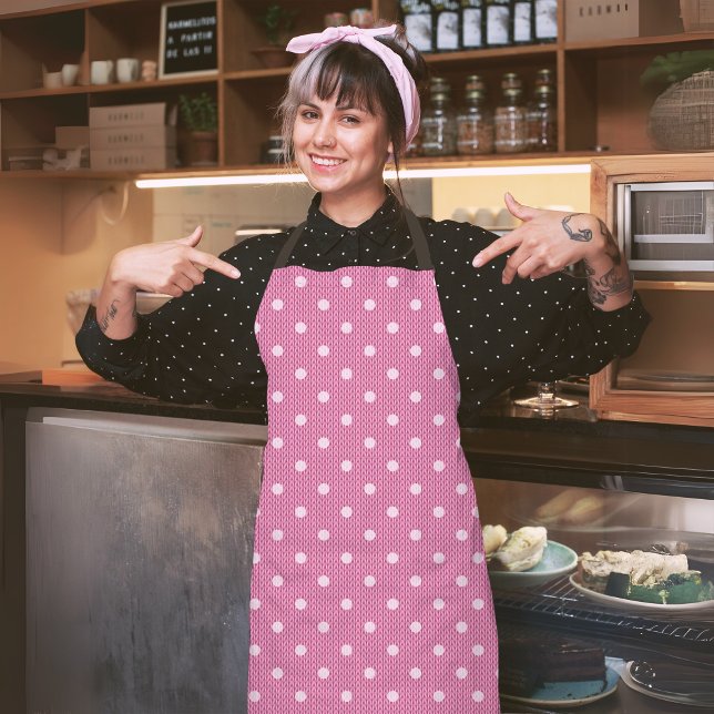 Tablier Dotty Délicieux rose (A woman in a Dotty Delight Pink apron is standing in the cafe. )