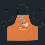 Tablier Dr. Seuss Œufs verts et jambon espagnol<br><div class="desc">Cette conception présente le titre espagnol de l'histoire classique de Dr Seuss, "Huevos verdes con jamón" (Les Œufs verts au jambon). L'œuvre d'art représente le personnage sceptique Guy-Am-I en train de fixer le plateau emblématique d'œufs verts et de jambon. Complète avec le logo authentique de Dr Seuss en bas, cette...</div>