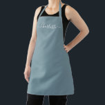 Tablier Écriture personnalisée girly bleu foncé poussiéreu<br><div class="desc">Tablier de cuisine avec texte de monogramme personnalisé en écriture moderne bleu foncé poussiéreux, couleur unie simple, girly, élégant, chic, bleu foncé poussiéreux et blanc. Personnalisez-le avec un nom, une citation, une phrase ou un texte. Idéal pour les cuisiniers, les chefs, la poterie, la céramique, l'artisanat, le travail, la cuisine,...</div>