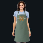 Tablier Élégant lettrage Monogram fumée vert moderne<br><div class="desc">Mignonnes lettres pour le minimalisme.</div>