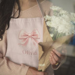 Tablier Elégant Pastel Rose Bow & Nom Espace Personnalisé<br><div class="desc">Ajoutez une touche d'élégance à votre cuisine ou grillades en plein air avec ce tablier rose pastel personnalisé avec un design d'arc délicat et votre nom personnalisé. Parfait pour la cuisine, la boulangerie ou l'hébergement en style, cet espace allie fonctionnalité et élégance féminine. Fabriqué à partir de matériaux durables, il...</div>